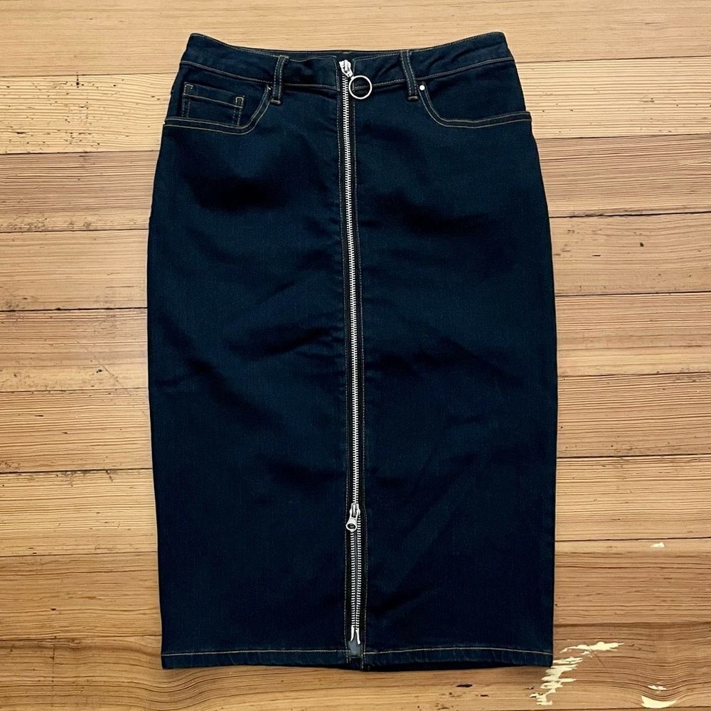 Joseph Ribkoff indigo denim pencil skirt. Size 2.